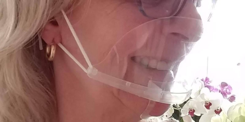 Femme sur site de rencontres : photo principale, avec masque transparent
